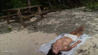 Encuentra el lugar ideal en esta playa para masturbarse como le gusta