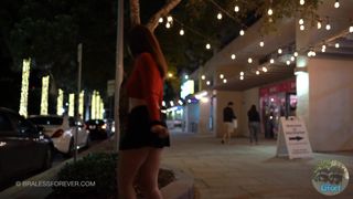 La linda morena pasea por odos lados y muestra sus tetas cuando quiere