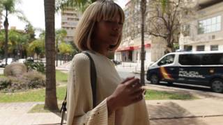 Negra de pelo rubio enseña las tetas por las calles sin miedo