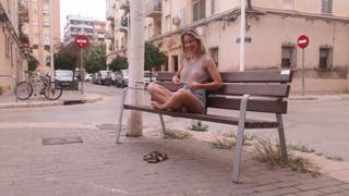 Es la primera vez que Cassandra se saca las tetas andando en la calle