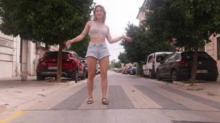 Es la primera vez que Cassandra se saca las tetas andando en la calle Es la primera vez que Cassandra se saca las tetas andando en la calle