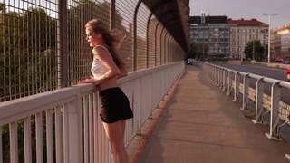 Joven guarra rubia recorre la ciudad y presume de cuerpo