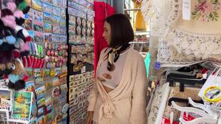 Ella va de compras pero va mostrando sus tetas y sus nalgas Ella va de compras pero va mostrando sus tetas y sus nalgas