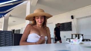 Agatha se ha ido a la playa para mostrar su bello cuerpo desnudo