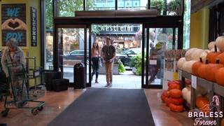 Lily se ha ido de compras apenas con una blusa casi transparente