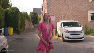 Lo que más le gsuta a Bernie es mostrarse desnuda por todas partes