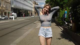 Cassandra se pone contenta cuando muestra sus senos por las calles Cassandra se pone contenta cuando muestra sus senos por las calles