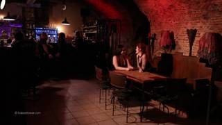 Estas chias llaman la atención en el bar y acaban haciendo un bdsm Estas chias llaman la atención en el bar y acaban haciendo un bdsm