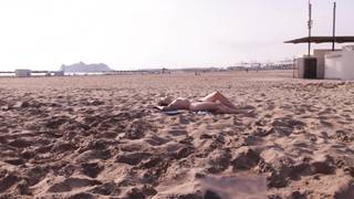 Olivia se ha ido a brnoncear las tetas y hasta el coño en la playa