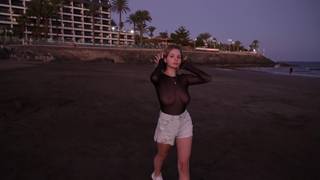 Sus tetasnos deslumbran paseando por la playa para exhibirse sexy