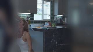 Él invita a un par de chicas a casa y las folla en la cocina Él invita a un par de chicas a casa y las folla en la cocina