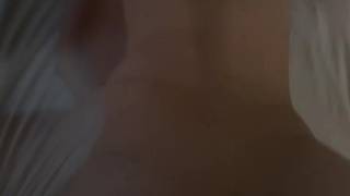 La puta está follando duro y pidiendo creampie