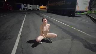 La francesita se va desnudando mientras camina por las calles oscuras