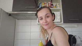 Louise está en la cocina haciendo un plato nuevo y desnuda