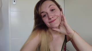 Empieza a masturbarse sensualmente en el baño y por toda la casa