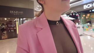 Tras pasear por el centro comercial se pone a mamar una polla