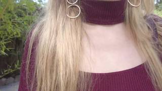 Durante el paseo a la francesa traviesa ella muestra las tetas