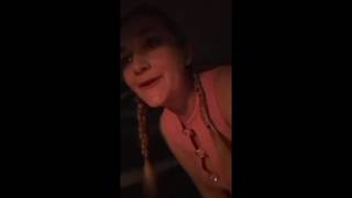 Louisse de alegra loa vida mamando una polla a oscuras en un coche