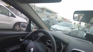 Las travesuras de una francesa que se masturba sola en su coche