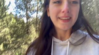 La simpatía de esta joven morena al mamar es excitante y asombrosa
