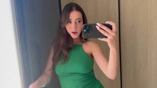 Una chica simpática se ha ganado una dosis de sexo en el coche