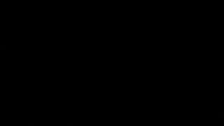 La joven francesa le quiere sobar el pene a su compañero en directo