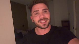 Su novio le propone que chupe su pene para que sus seguidores la vean