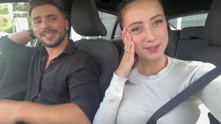 A esta joven le gusta hcerlo con dos hombres que la cojan con fuerza