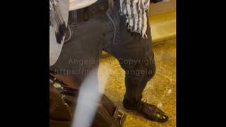 La morena Angela Doll es una francesa hambrienta de sexo bajo la lluvia