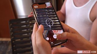 Estos tíos están tan aburridos que empiezan a hacerse pajas entre ellos