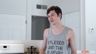 Los primos se van al sofá y se chupan la polla sin parar como gays