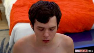 Twink sentirá su culo penetrado por su hermano mayor gay Twink sentirá su culo penetrado por su hermano mayor gay