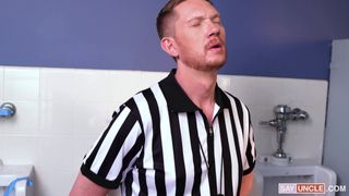 Bully encuentra este twink en el baño y le pone a chupar la polla