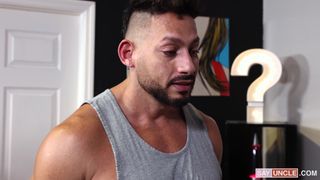 Un jovencito latino se mete hasta el fondo la enorme pija de su padre.