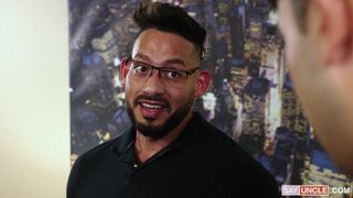 Este padrastro fuerza a su hijastro twink a chupar su gruesa polla