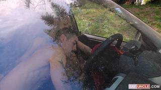 Hombres cachondos se salen de la carretera para echar un polvo