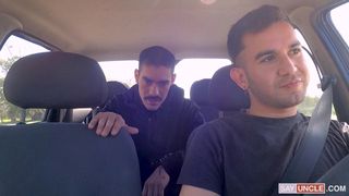Taxista toma un desvío para chupar la polla de su cliente cachondo gay