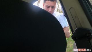 Mientras espera al mecánico, saca su polla para el twink