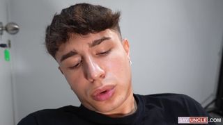 El novio está demasiado cansado, entonces chupa el agujero del culo del vecino