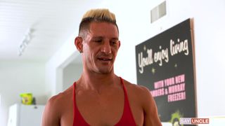 Este twink adora ver a su padrastro pajearse la polla delante de él