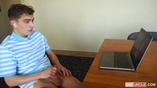 Su padrastr lo pilla en una paja y se le une desnudo en la ducha