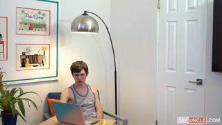 Twink y padrastro DILF se hacen una mamada torrida