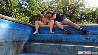 El limpiador de piscina chupa la polla del propietario como un pro