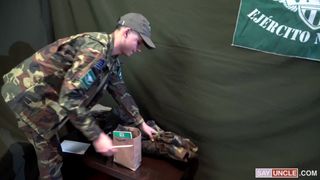 Joven militar se arrodilla para chupar las pollas de sus superiores