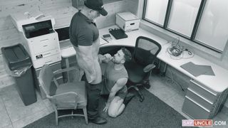 Garde DILF se hace chupar la polla por este tipo sorprendido robando