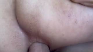 La ladyboy es follada en bareback y recibe el creampie de suvida