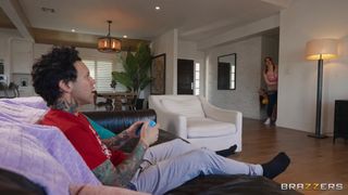 Aubree Valentine sorprende a Abigaiil Morris follándosela con el puño!