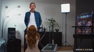 Danny D pilla a Ella Hughes masturbándose mientras ve sexo lésbico