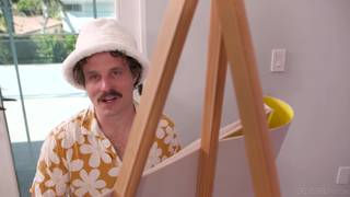 Antes de que Robby le haga un cuadro, Chloe Surreal le chupa su polla