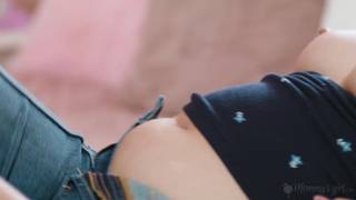 Puck enseña a su hija joven Leana a practicar sexo